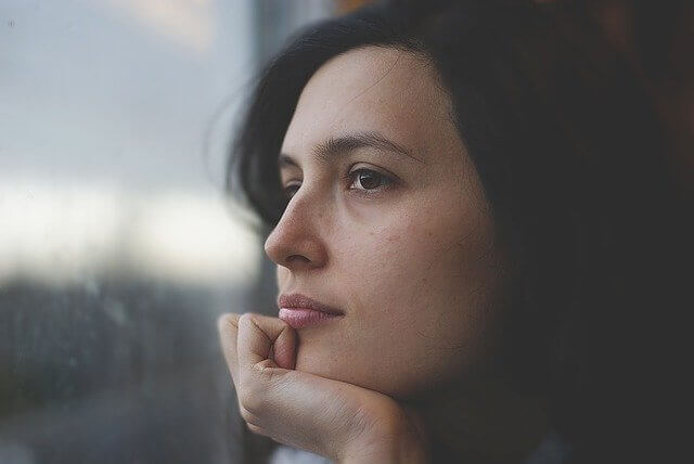 Mujer pensativa